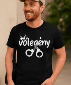 Volegyen feliratos fekete póló, férfi modell, szabadban, városi környezetben, barátságos mosollyal.