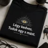 Minimalista vicces póló magyar felirattal: Légy kedves. Tudok egy s mást. kis szem ikon, modern tipográfia
