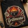 Vintage grillmester BBQ póló kettő grillráccsal, lángokkal, keresztezett spatulával és csipesszel, kopott hatású retro emblémában