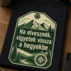 Hegyi túra póló tag stílusú grafika, felirattal: Ha elvesznék, vigyetek vissza a hegyekbe, hegyvonulat és iránytű motívummal.