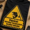Horgász póló nagy sárga figyelmeztető háromszöggel, fekete halas és horgászbot ikonral, a Vigyázat: bármikor horgászatról kezd dumálni felirattal