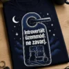 Kék-fehér, minimalista introvertált póló do-not-disturb akasztó grafikával és az „Introvertált üzemmód: ne zavarj.” felirattal.