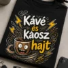 Kávés póló Kávé és káosz hajt felirattal, bohókás kávéscsésze, villámok és kaotikus scribble grafika