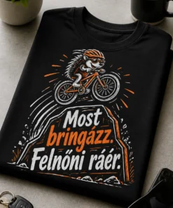 Humoros kerékpáros póló kézzel rajzolt bringával, lendületes mozgásvonallal és a „Most bringázz. Felnőni ráér.” felirattal, ahol a kerékpár átugorja a „felnőni” részt.