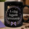 Elegáns keresztanya bögre a „A világ legjobb keresztanyája” felirattal, lila-arany, minimalista varázspálcás és csillagmintás dizájnnal.