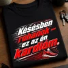 Késésben rohanok – ez az én kardióm. feliratos vicces póló piros-fehér dinamikus tipográfiával és kis tornacipő ikonnal