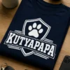 Navy-fehér sportos kutya papa póló, pajzsos mancs emblémával és Kutyapapa felirattal.