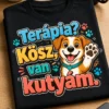 Kutyás póló felirattal: Terápia? Kösz, van kutyám. Vidám, színes grafika boldog kutyával és mancsnyomokkal.