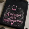 Macskás póló sötét alapon, játékos macska sziluettel és ezüst-pink csillogó részletekkel, A cicaszőr az én csillámporom felirattal.