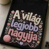 Nagymama póló A világ legjobb nagyija felirattal, kötött hatású betűkkel, fonalgombolyaggal és apró virágokkal, meleg pasztell színekben