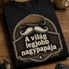 Vintage stílusú nagypapa póló „A világ legjobb nagypapája” felirattal, bajusz- és flat cap emblemmel, barna-krém retro badge dizájnnal.