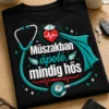 Teal és piros orvosi hősös nővér póló stethoszkóp-köpeny grafikával, Műszakban ápoló, mindig hős felirattal