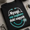 Orvosi vicces póló stethoscopos, minimal dizájnnal és a „Nyugi, már majdnem doki vagyok” felirattal