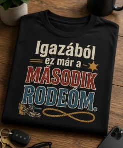 Rodeós póló natív magyar felirattal: Igazából ez már a második rodeóm. középre rendezett western tipográfiával.