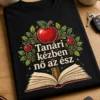 Tanári kézben nő az ész feliratos tanári póló nyitott könyvvel és almás fa grafikával
