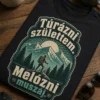 Túrázós póló vintage túra badge grafikával, hegyvonallal, napfelkeltével és fenyőfákkal, a felirat: Túrázni születtem. Melózni muszáj.