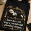 Vicces cicás póló arany koronás, elégedett macskával és elegáns, luxus hangulatú felirattal: Azért melózom, hogy a macskámnak jobb dolga legyen.