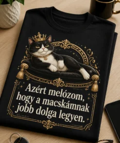 Vicces cicás póló arany koronás, elégedett macskával és elegáns, luxus hangulatú felirattal: Azért melózom, hogy a macskámnak jobb dolga legyen.