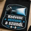 Vicces edzős póló magyar felirattal: „Kedvenc edzésem: a szundi.”, súlyzóból párnává alakuló vintage fitnesz dizájnnal.