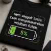 Vicces fekete póló zöld-fehér grafikával: Nem vagyok lusta. Csak energiatakarékos módban futok. 5%-os akkumulátor és álmos arc ikon.