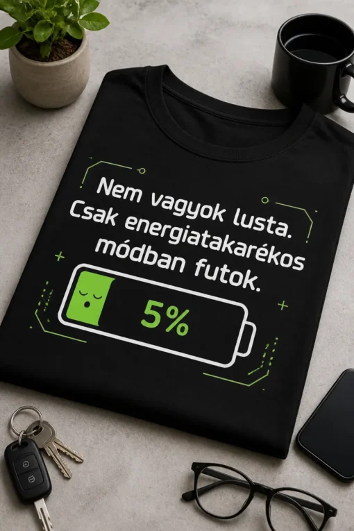 Vicces fekete póló zöld-fehér grafikával: Nem vagyok lusta. Csak energiatakarékos módban futok. 5%-os akkumulátor és álmos arc ikon.