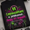 Vicces gamer póló, középen nagy pause ikon, neon zöld és magenta részletek, modern kontroller grafika, felirat: Lepauzáltam a játékomat, hogy itt legyek.