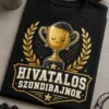 Fekete pólón arany trófeás, babérkoszorús, alvó arcú vicces szundibajnok design Hivatalos szundibajnok felirattal.