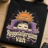 Retro, vicces T-shirt grumpy napfelkelte grafikával és a „Reggelallergiám van” felirattal, magyar nyelvű, antireggeli hangulattal.
