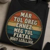 Vicces szülinapi T-shirt retro felirattal: Már túl öreg ehhez. Még túl fiatal, hogy leálljak.