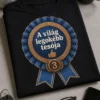 Vicces tesós póló A világ legokébb tesója felirattal, középen kék-bronz díjszalagos rozetta és hüvelykujj ikon, letisztult vintage jelvény stílusban